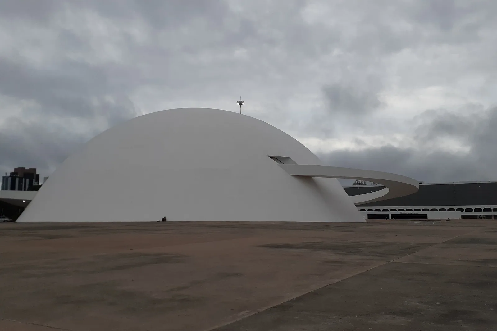Cúpula branca do Museu Nacional da República sob céu nublado, em Brasília