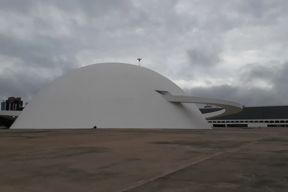 Cúpula branca do Museu Nacional da República sob céu nublado, em Brasília