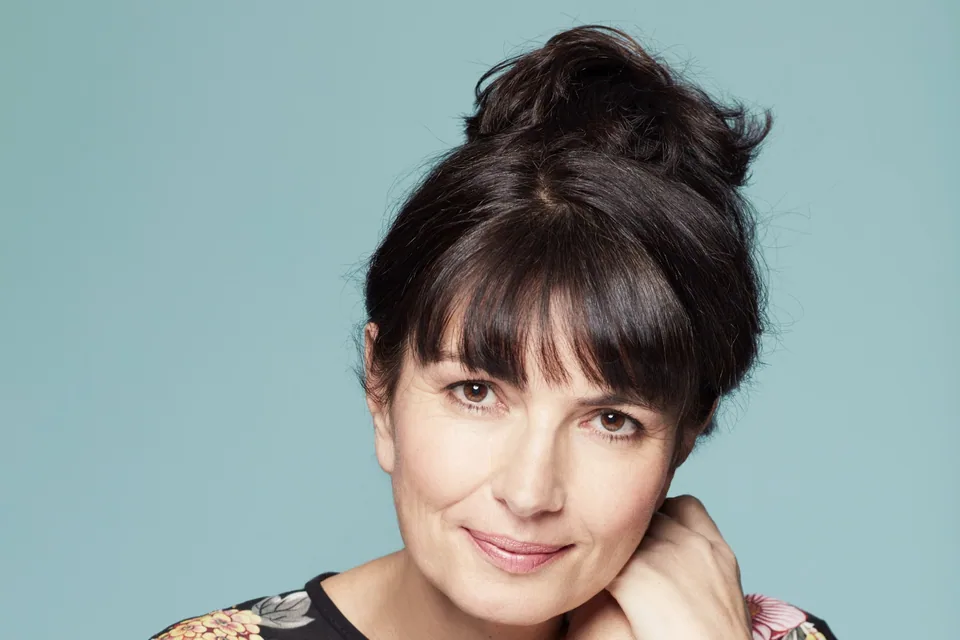 Retrato da escritora francesa Valérie Perrin, autora do romance que inspira o monólogo, sobre fundo azul