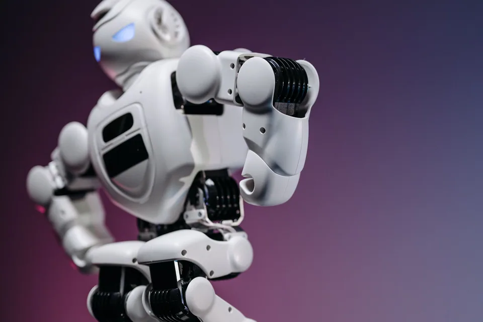 Robô humanoide de brinquedo em close, para ilustrar o tema