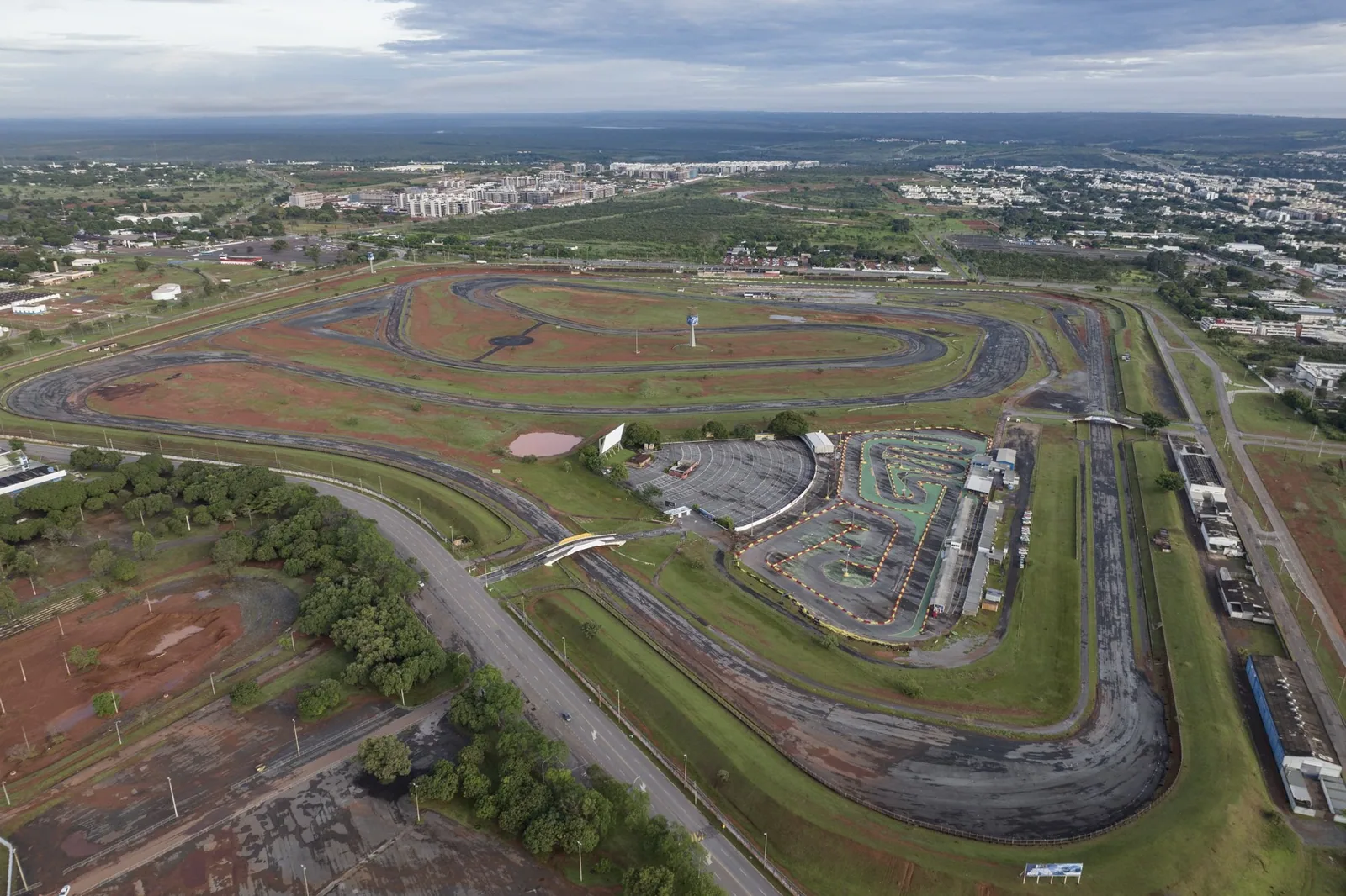 Vista aérea do Autódromo Internacional de Brasília, com a pista e o kartódromo cercados pela cidade