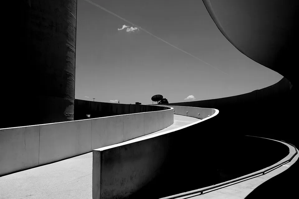 Detalhe em preto e branco de rampa curva de concreto da Torre de TV Digital de Brasília, em foto de arquivo