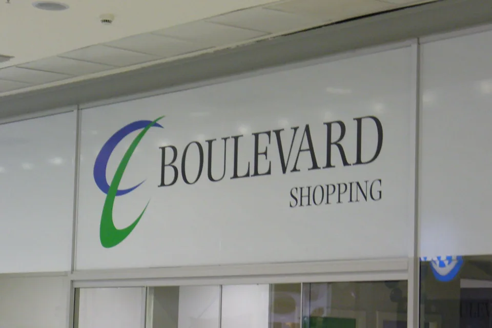 Letreiro do Boulevard Shopping Brasília na entrada de uma loja
