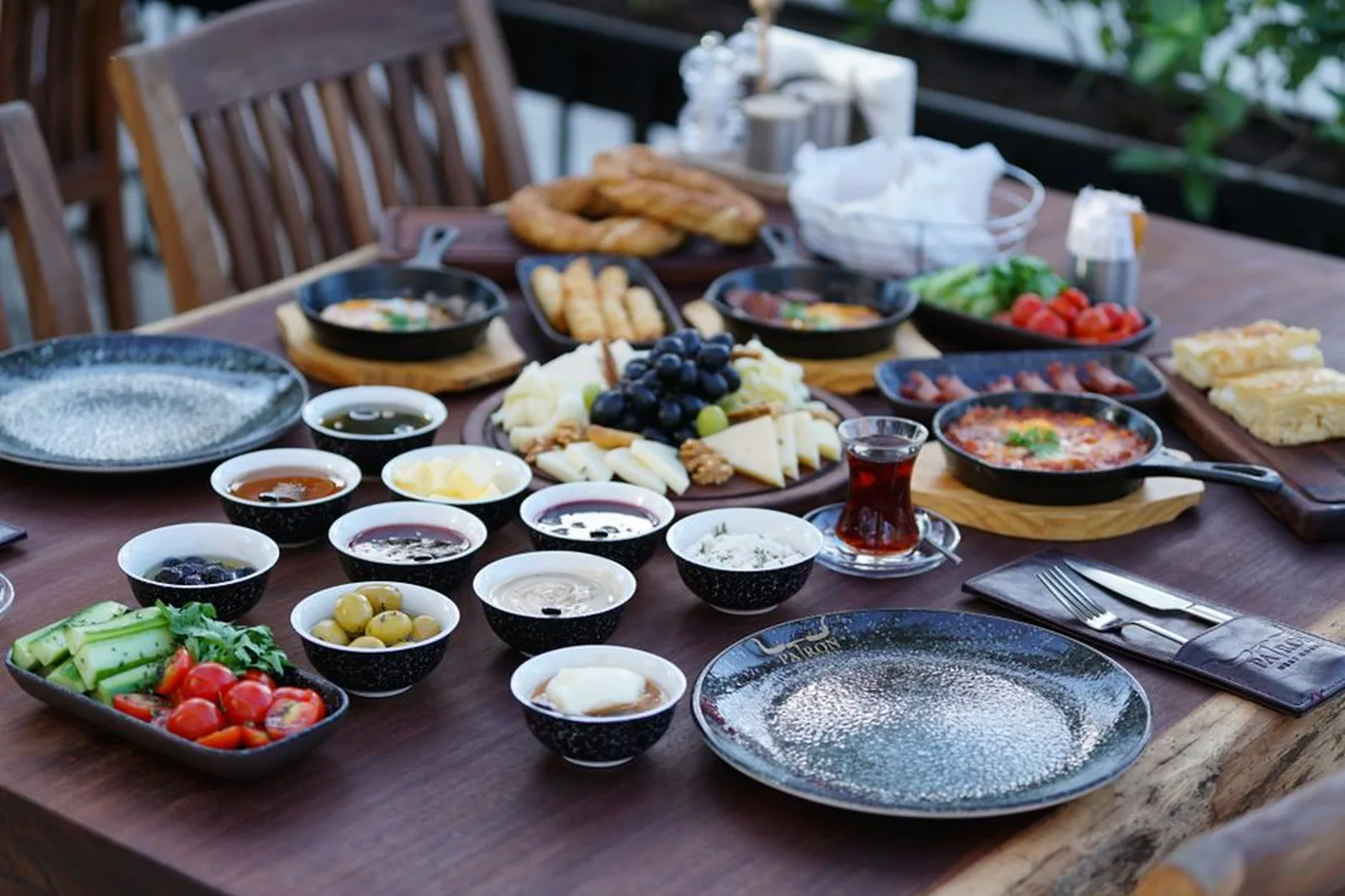 Mesa farta de comida compartilhada vista de cima