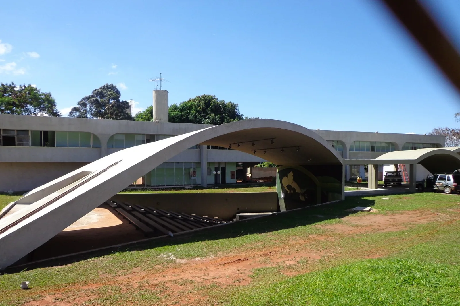 Arcos de concreto e anfiteatro da Casa do Cantador, em Ceilândia, sob céu azul
