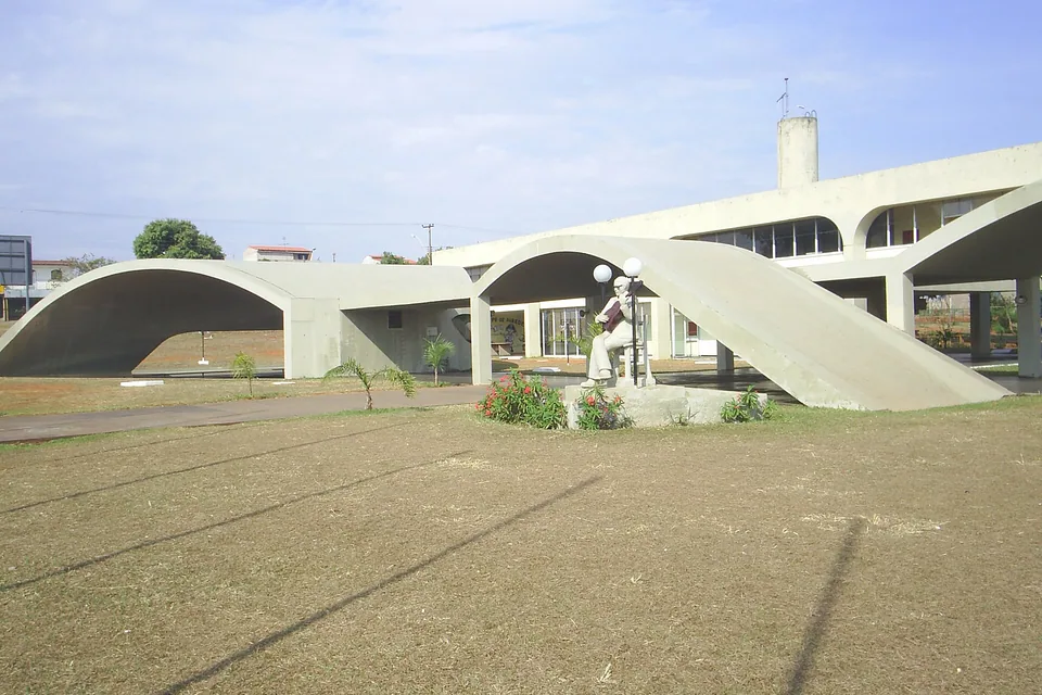 Casa do Cantador, em Ceilândia, com a estátua do Cantador Anônimo. Foto: EuF / Wikimedia Commons (CC BY-SA 3.0)
