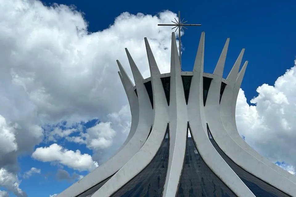 Catedral Metropolitana de Brasília vista de baixo, com as colunas brancas contra o céu