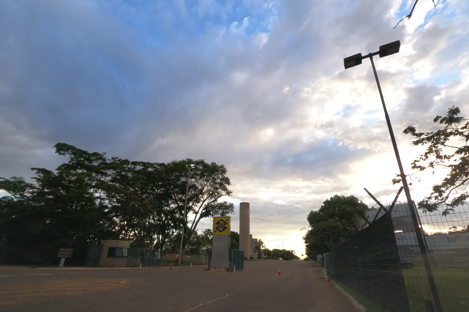 Entrada do Centro Cultural Banco do Brasil em Brasília ao fim da tarde, com o letreiro amarelo do banco