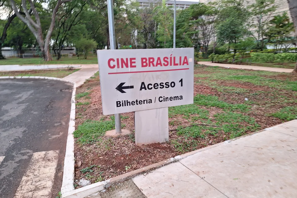 Placa do Cine Brasília indicando o acesso 1, a bilheteria e o cinema. Foto: Boaventuravinicius / Wikimedia Commons (CC BY-SA 4.0)
