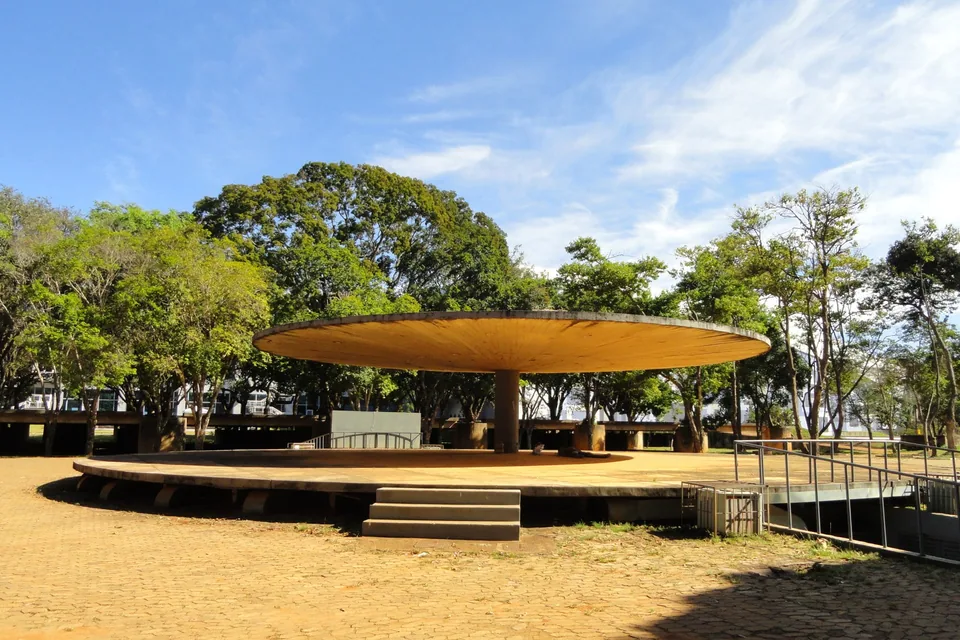 Concha acústica na área do Clube do Choro, no Eixo Monumental. Foto de arquivo: Daderot/Wikimedia Commons (CC0).