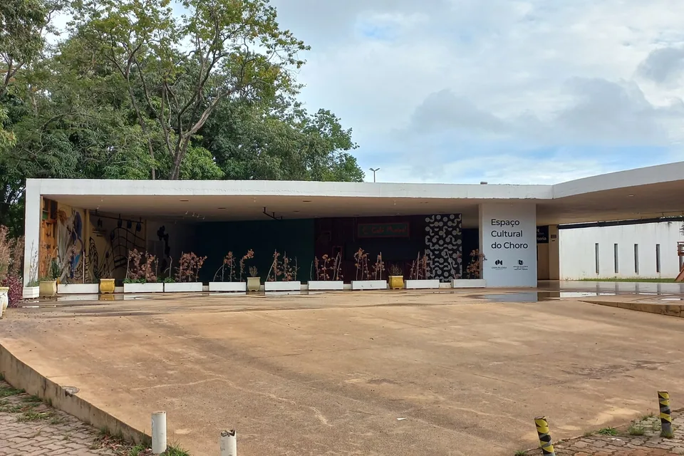 Fachada do Espaço Cultural do Choro, no Setor de Divulgação Cultural, em Brasília, com a marquise de concreto e a placa do espaço (foto de arquivo)