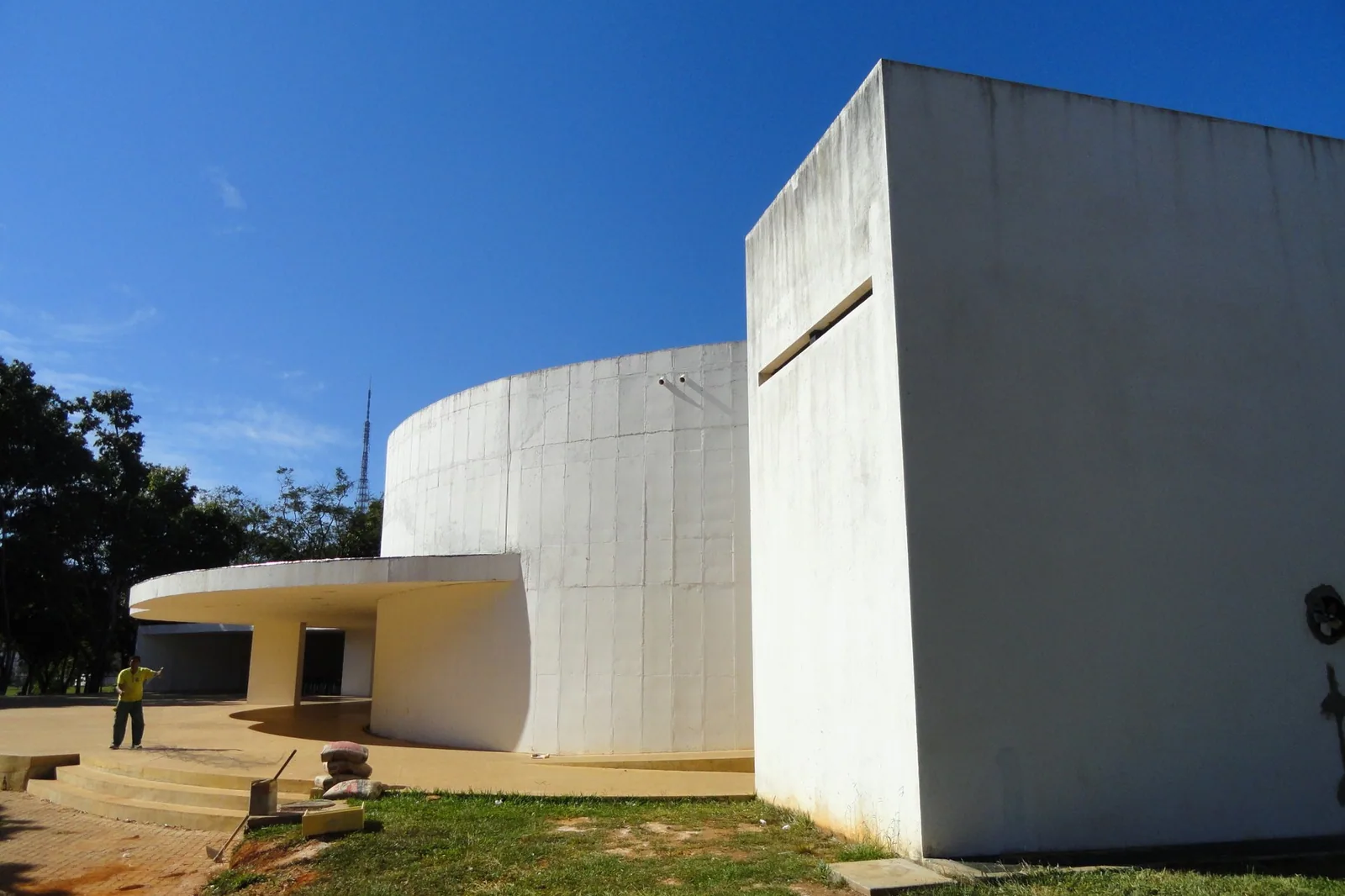 Fachada circular branca do Clube do Choro de Brasília sob céu azul (foto de arquivo)
