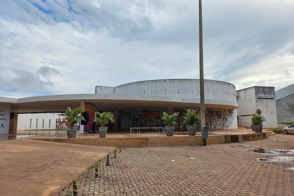 Fachada circular do Clube do Choro de Brasília, com marquise e vasos de palmeira, em foto de arquivo