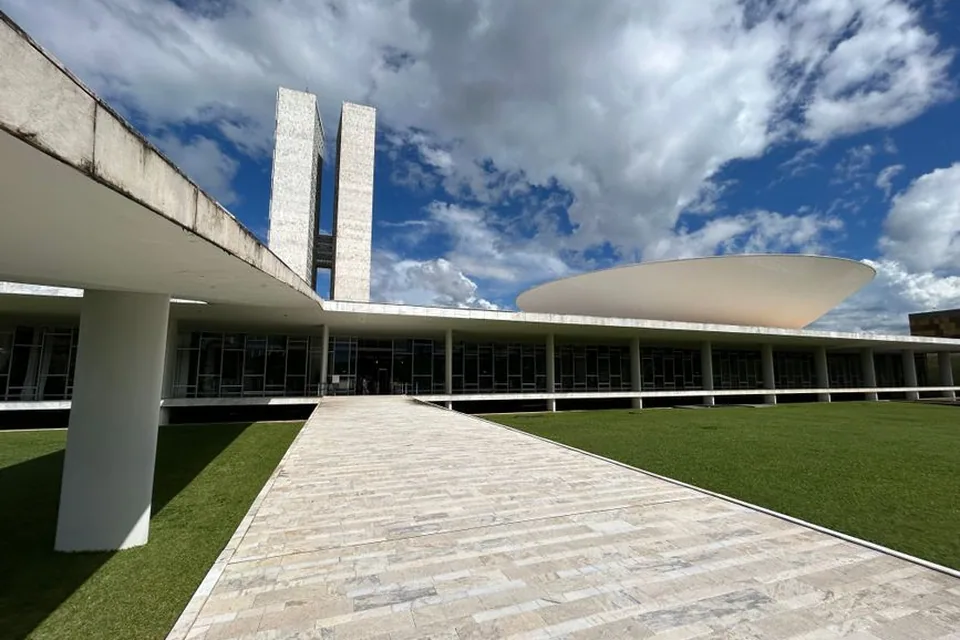 Fachada do Congresso Nacional vista de frente, com as duas torres ao fundo e a cúpula do Senado à direita