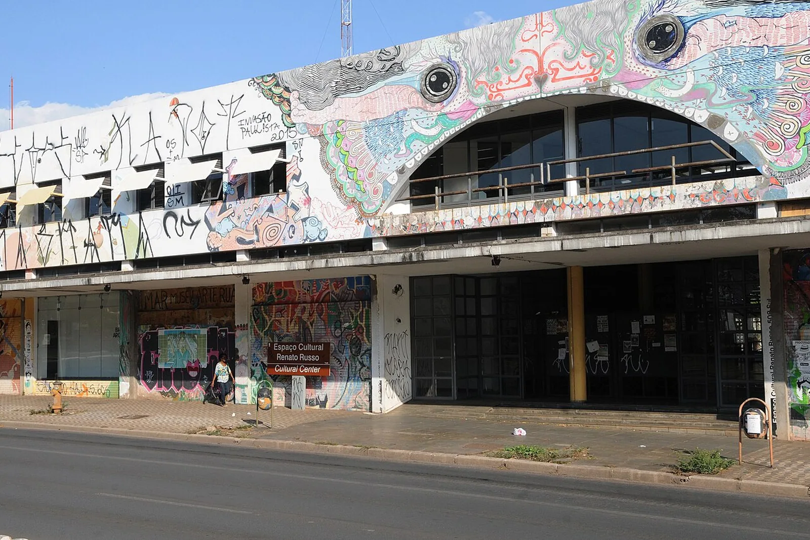 Fachada do Espaço Cultural Renato Russo, na 508 Sul, com grafites, prédio onde fica o estúdio da Cultura FM