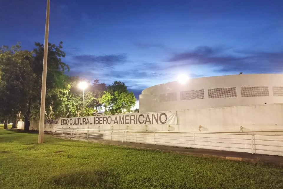 Muro do Eixo Cultural Ibero-Americano, em Brasília, com a faixa do nome do espaço ao entardecer