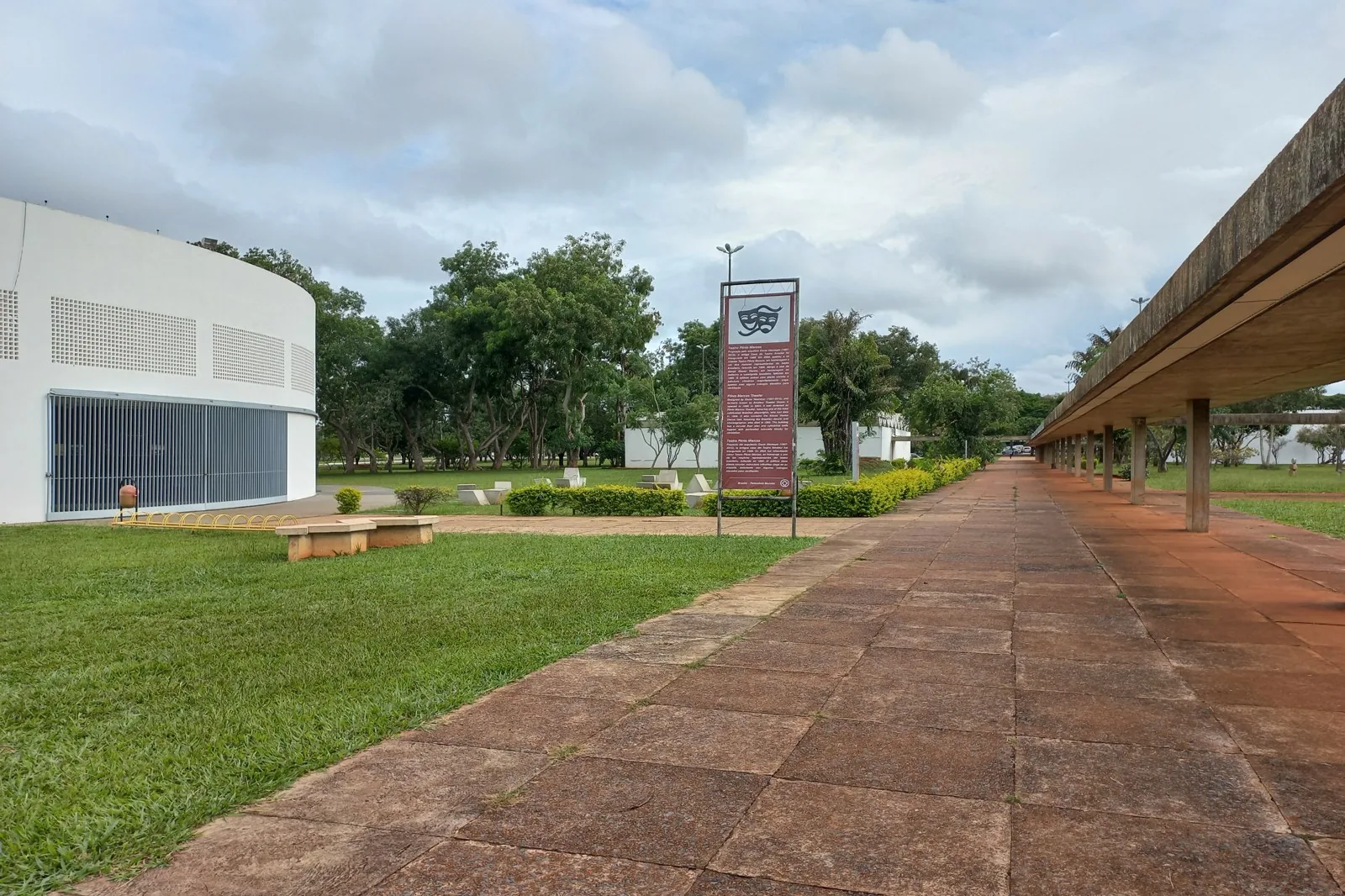 Passarela de concreto e rotunda branca do Eixo Cultural Ibero-Americano, no Eixo Monumental, com placa e gramado