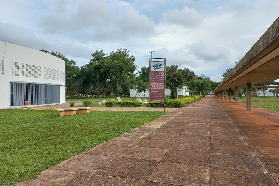 Passarela de concreto e rotunda branca do Eixo Cultural Ibero-Americano, no Eixo Monumental, com placa e gramado