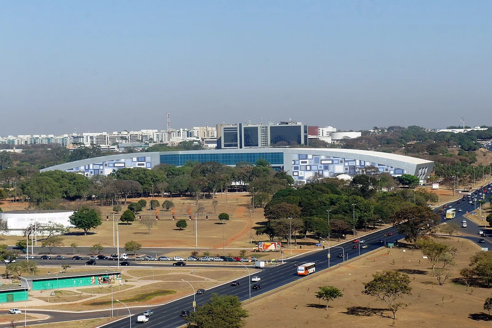 Vista aérea do Centro de Convenções Ulysses Guimarães, em Brasília, com a fachada de painéis azuis e cinza
