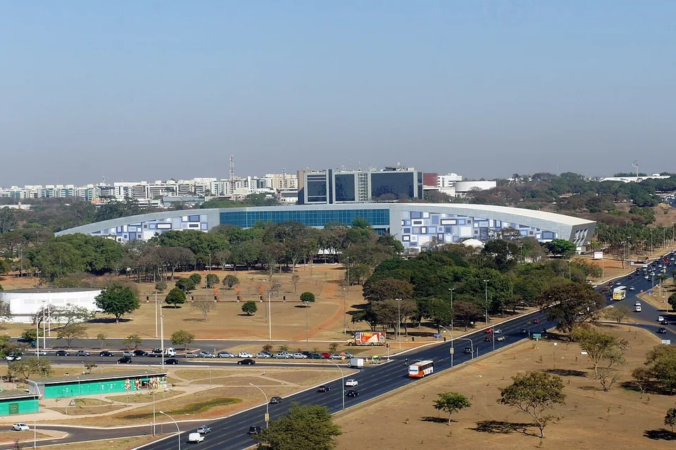 Vista aérea do Centro de Convenções Ulysses Guimarães, em Brasília, com a fachada de painéis azuis e cinza