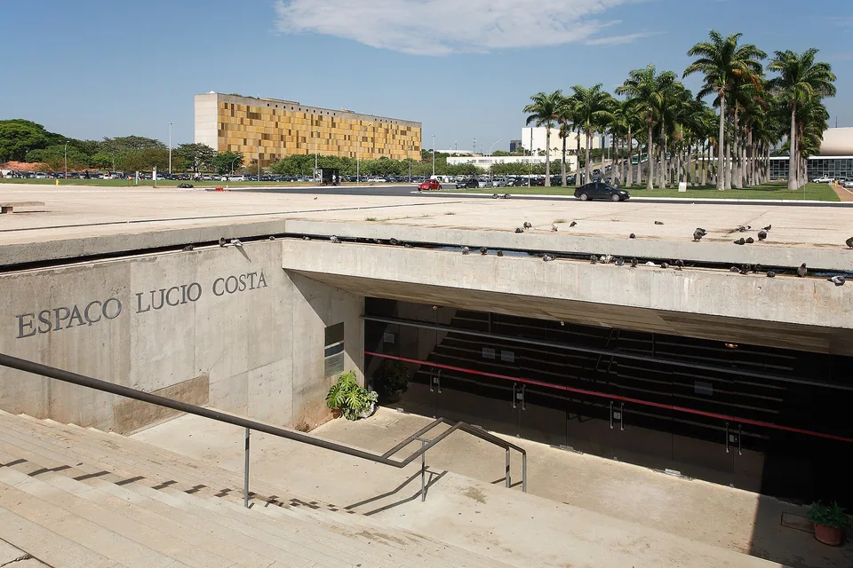 Entrada subterrânea do Espaço Lúcio Costa, com o nome gravado na parede de concreto, na Praça dos Três Poderes