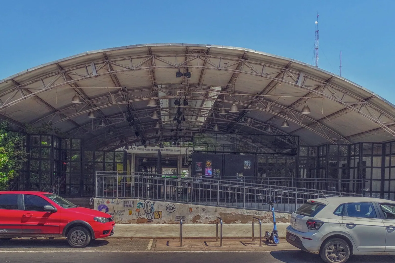 Entrada do Espaço Cultural Renato Russo pela W2 Sul, com cobertura em arco e estrutura de ferro, na 508 Sul, em Brasília
