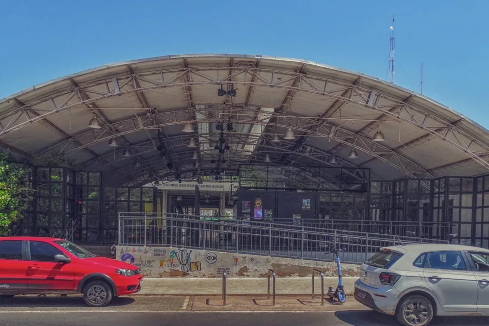 A entrada do Espaço Cultural Renato Russo pela W2 Sul, onde a programação acontece