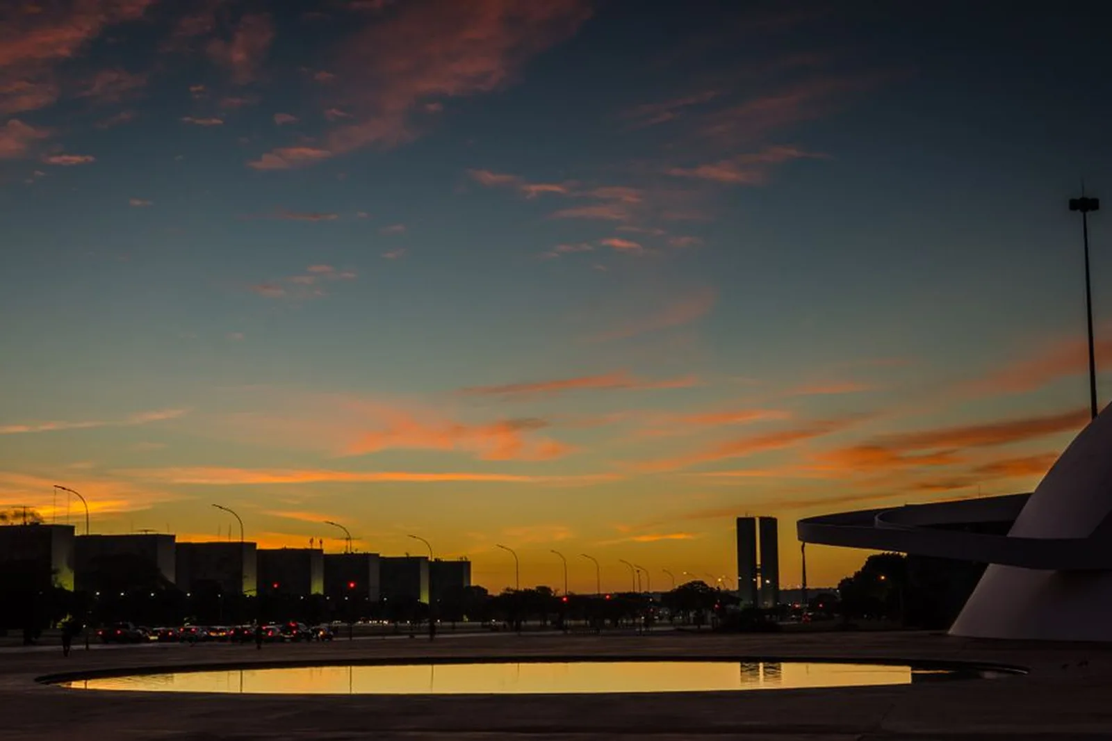 Pôr do sol na Esplanada dos Ministérios, em Brasília, com o Congresso Nacional ao fundo