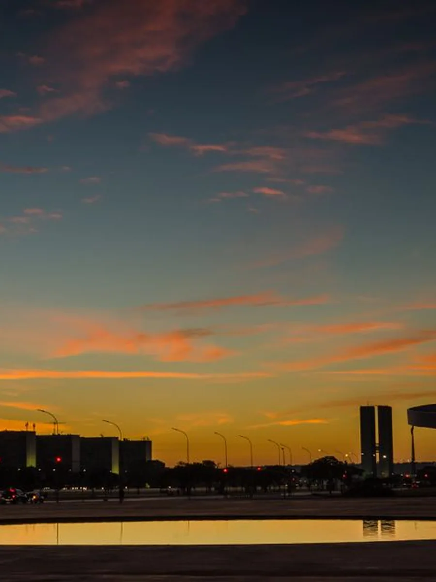 Pôr do sol na Esplanada dos Ministérios, em Brasília, com o Congresso Nacional ao fundo
