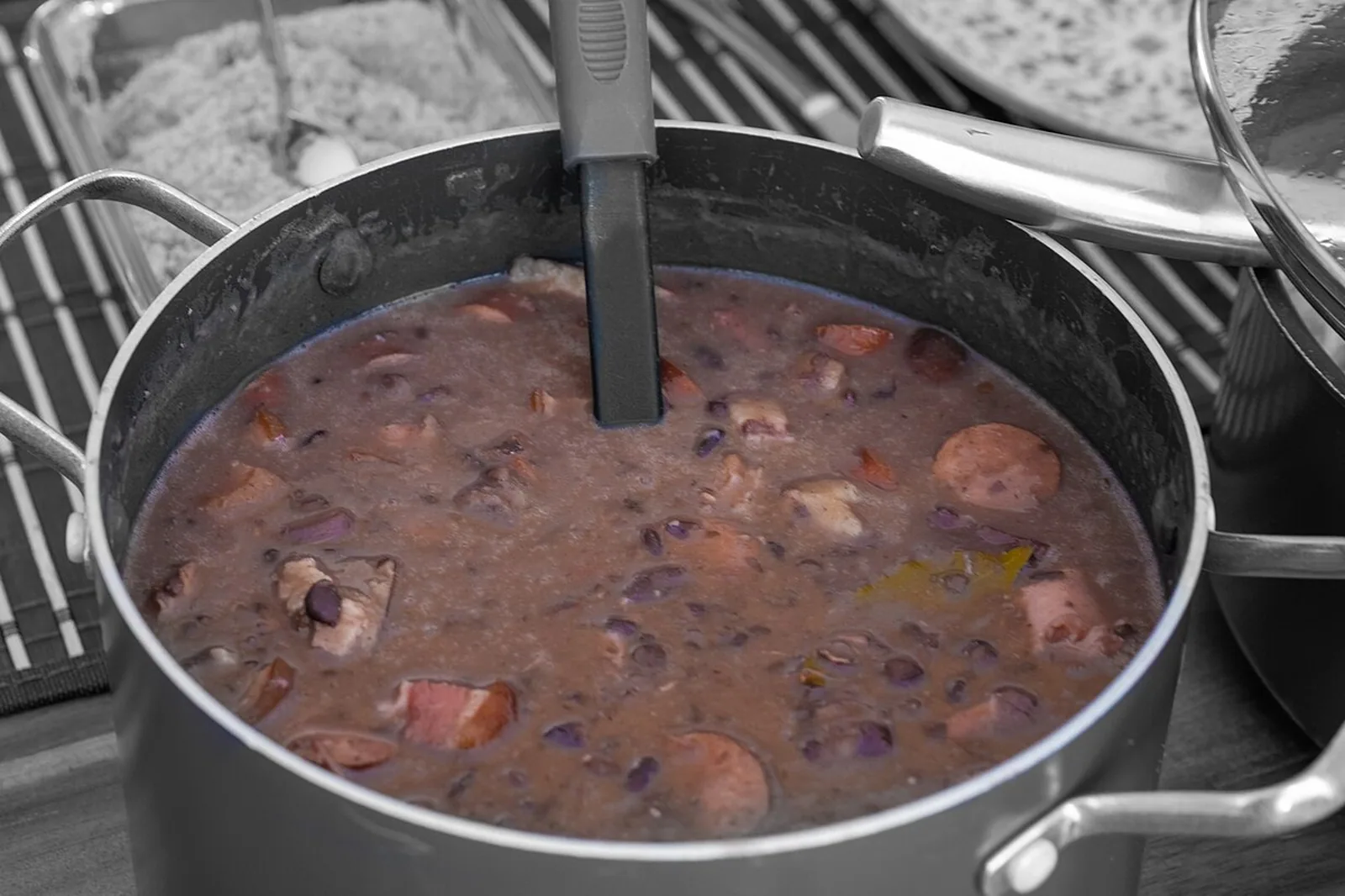 Panela de feijoada com carne de porco e linguiça, em foto ilustrativa