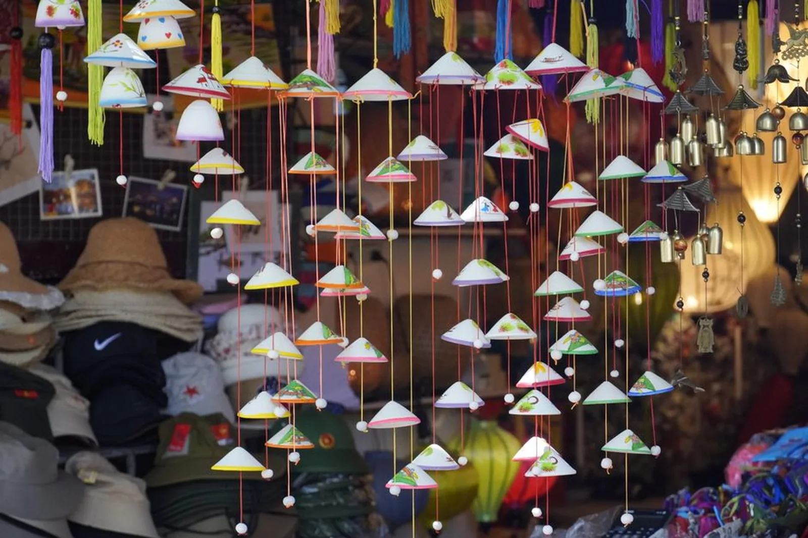 Barraca de feira de artesanato com peças coloridas penduradas