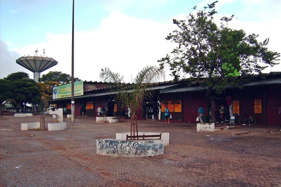 Fachada da Feira Central de Ceilândia com a caixa d'água ao fundo