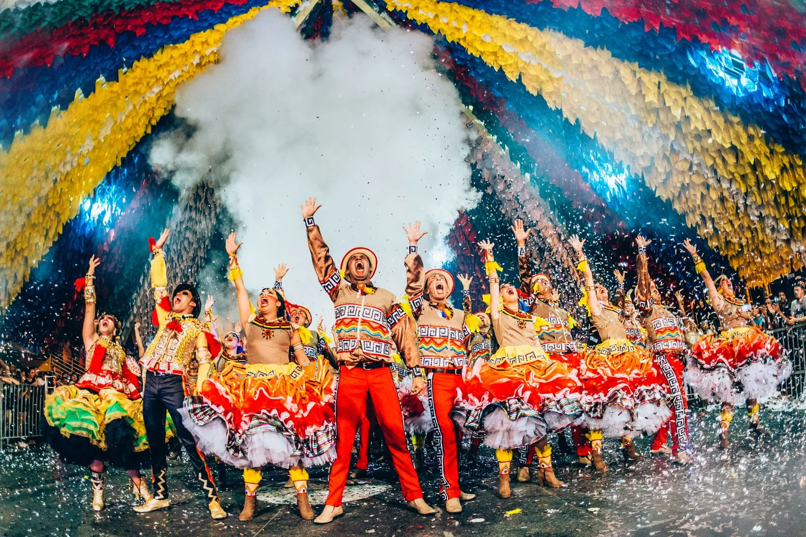 Dançarinos de quadrilha junina com roupas coloridas sob bandeirinhas de papel, em festa em Campina Grande (foto ilustrativa).