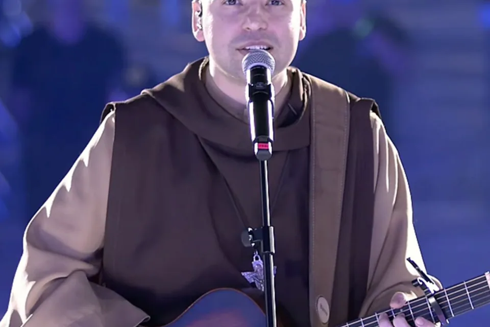 Frei Gilson em apresentação; foto de arquivo