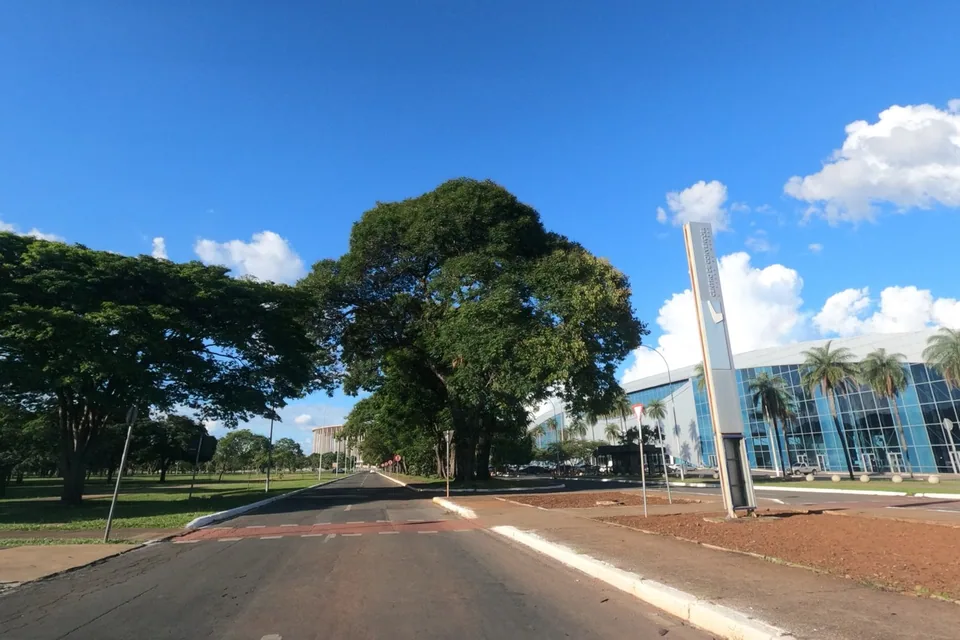 Centro de Convenções Ulysses Guimarães, em Brasília, visto de uma avenida arborizada sob céu azul