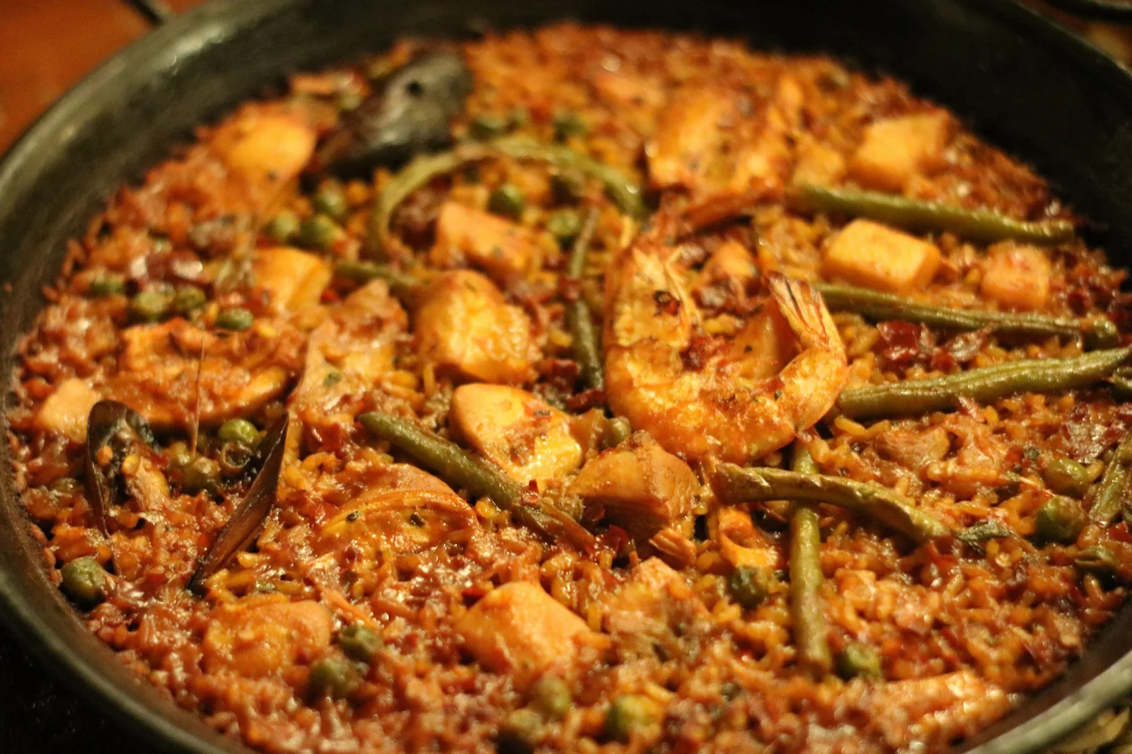 Paella com camarão, mexilhão e vagem em panela de ferro, imagem ilustrativa