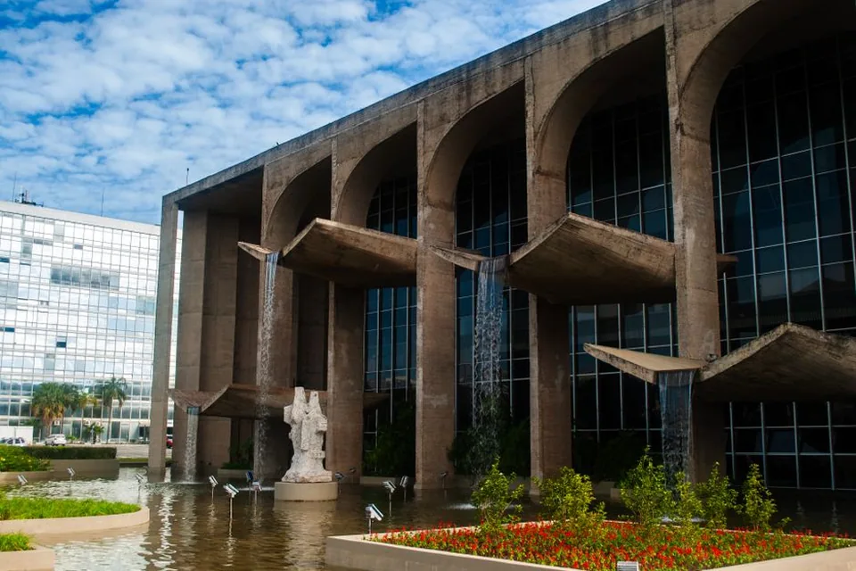 Palácio do Itamaraty com seus arcos de concreto refletidos no espelho d’água