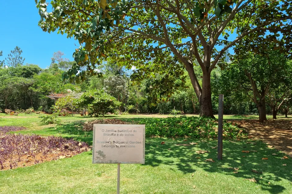 Placa no gramado do Jardim Botânico de Brasília. Foto: Fronteira/Wikimedia Commons (CC BY-SA 4.0)