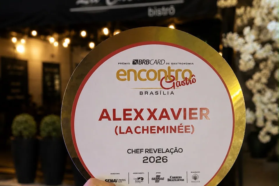 A placa de Chef Revelação 2026 na porta do La Cheminée
