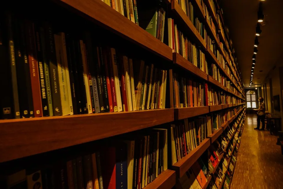 Estantes de livros em uma livraria com iluminação quente
