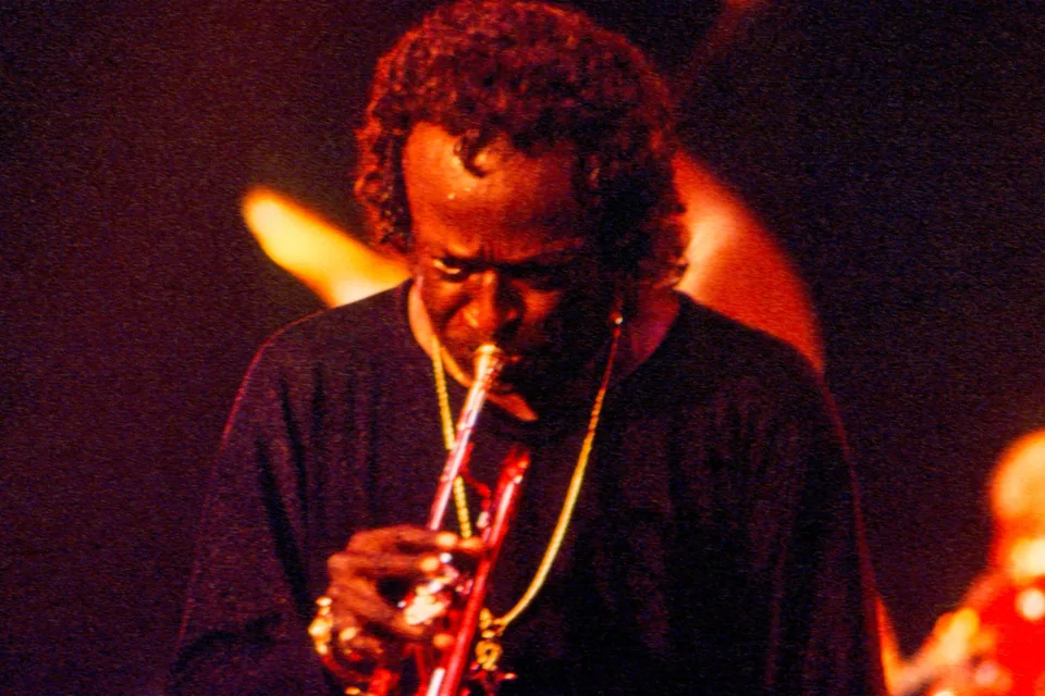 Miles Davis em show no North Sea Jazz Festival, em 1991; a primeira noite da série é um tributo ao trompetista.