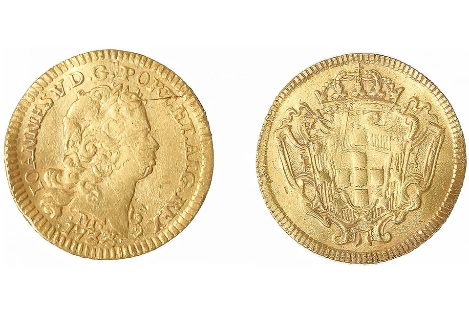 Frente e verso de uma moeda de ouro de 800 réis de dom João V, cunhada no Brasil colonial em 1733