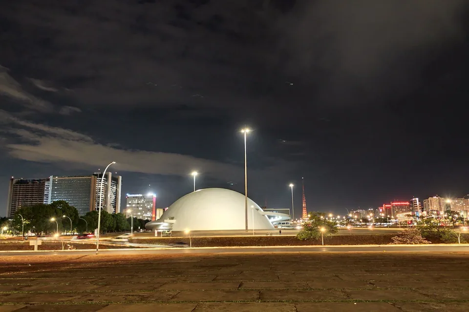 Cúpula branca do Museu Nacional da República, em Brasília, iluminada à noite