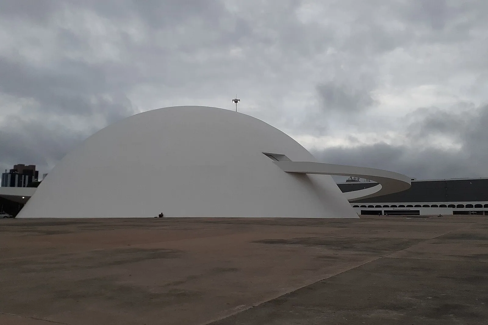 Cúpula branca do Museu Nacional da República vista da esplanada, sob céu nublado. Foto de arquivo.