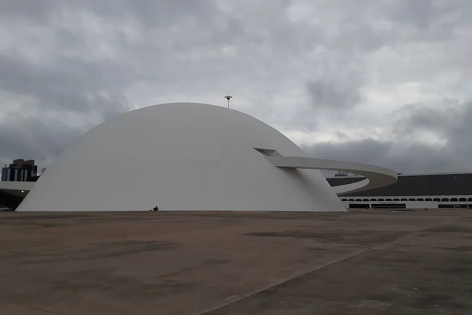 Cúpula do Museu Nacional da República vista da esplanada. Foto: Rodrigo Rocatto, CC BY-SA 4.0, via Wikimedia Commons.