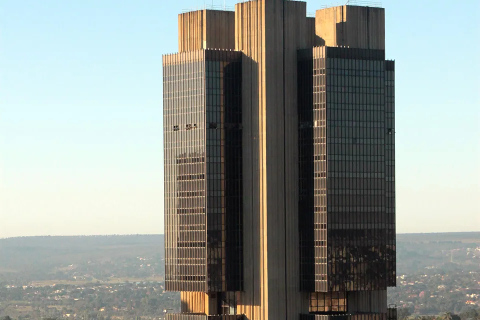 Fachada da torre do prédio-sede do Banco Central do Brasil em Brasília, vista de baixo para cima ao entardecer