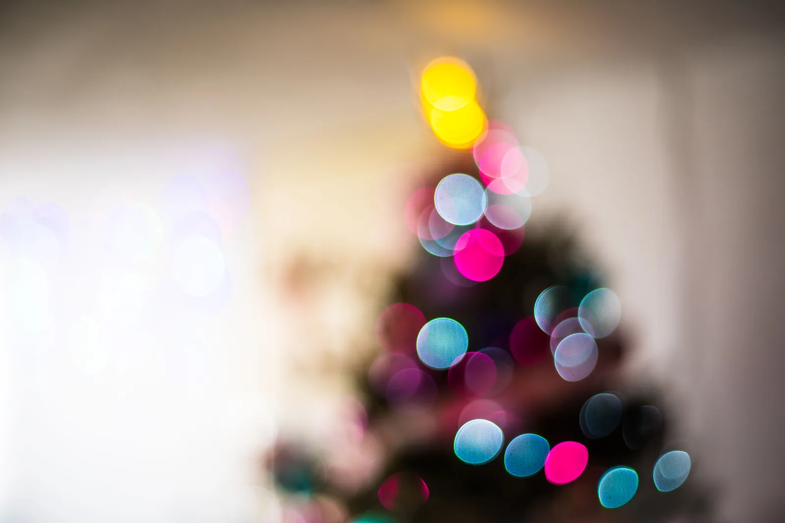 Árvore de Natal desfocada com luzes coloridas em bokeh