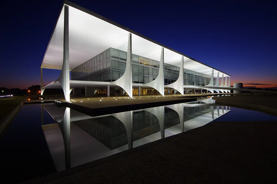 Fachada noturna do Palácio do Planalto, com as colunas iluminadas e o espelho d'água à frente. Foto de arquivo.