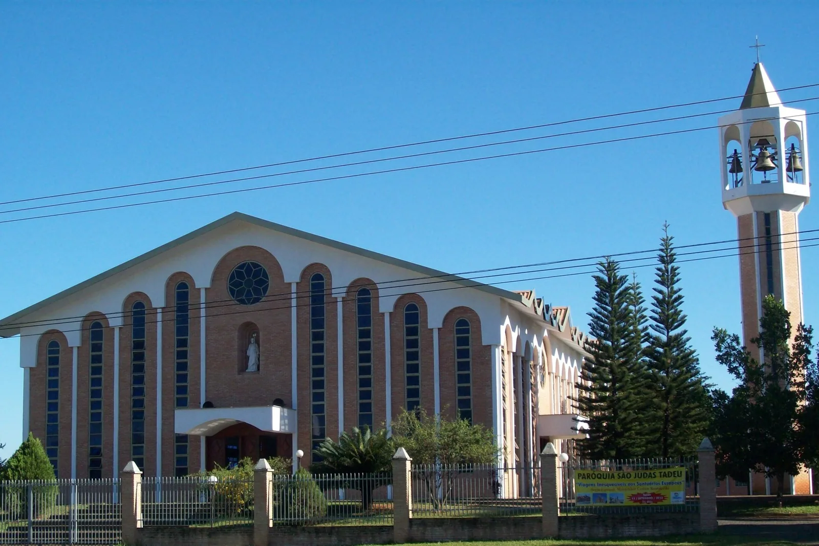 Fachada de tijolinho da paróquia São Judas Tadeu, na 908 Sul, com o campanário ao lado (foto de arquivo)