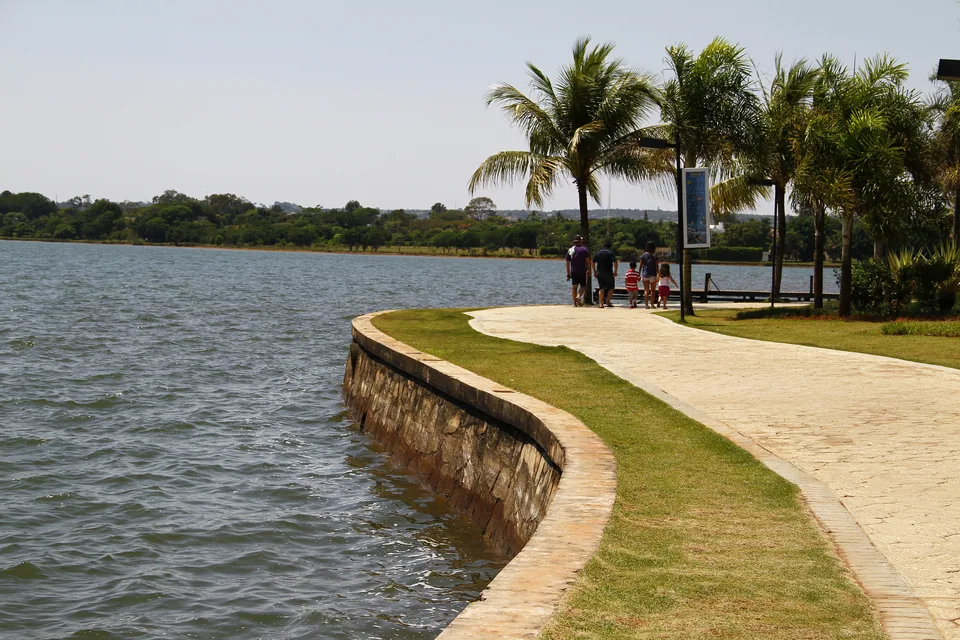 O calçadão contorna a orla e é o trecho mais usado por quem vai caminhar no fim da tarde. Foto: Marinelson Almeida/Wikimedia Commons (CC BY 2.0)
